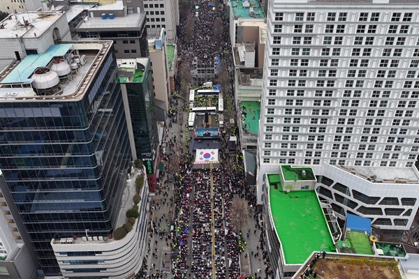15일 오후 광주 동구 금남로에서 경찰버스로 만든 차벽을 사이에 두고 윤석열 대통령 탄핵에 찬성(아래쪽), 반대(위쪽)하는 집회가 각각 열리고 있다./연합뉴스