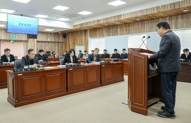 집행부로부터 조례안 제겅에 대해 설명을 듣는 울릉군의회의원./울릉군의회