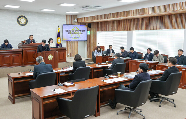 조례안 중 부군수 직급 상향조정에 따른 제한 설명을 하고 있다. /울릉군의회