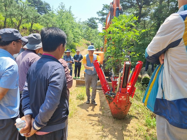 경북도가 지난해 진행한 ‘경북 산림사관학교’ 교육 중 산림소득향상 과정 수업 모습. /경북도 제공
