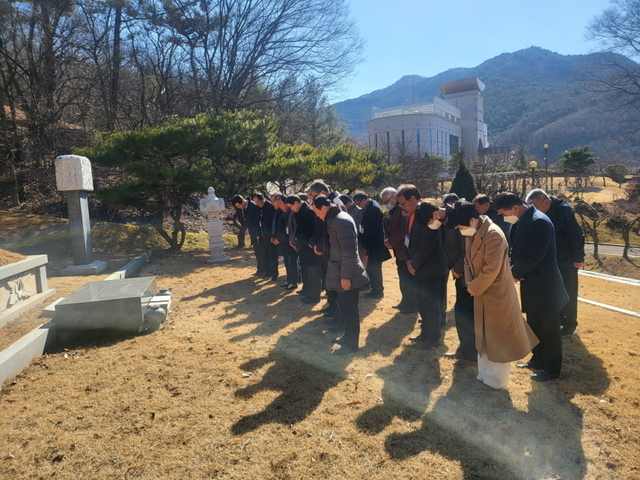 박열의사기념관 공원에 있는 가네코 후미코 묘소를 참배하는 파평윤씨 경북종친회원들.  /문경시 제공