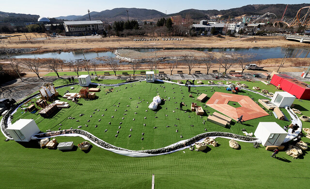20일 오전 APEC 고위관리회의 SOM1이 열리는 경주 화백건벤션센터 야외광장에서 에어돔 등이 설치될 야외 전시장 설치가 한창이다. /이용선기자