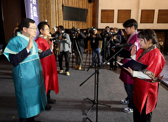 APEC 고위관리회의 SOM1 자원봉사자 발대식이 20일 오후 경주 보문단지에 있는 경북문화관광공사 대회의실에서 열렸다. 자원봉사자 대표가 결의 선서를 하고 있다. /이용선기자 photokid@kbmaeil.com