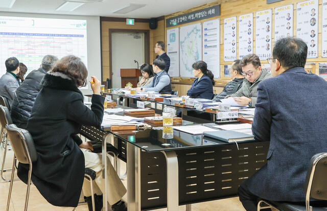 울릉군이 울릉군의원간담회에서 현안에 대해 보고하고 있다. /울릉군의회