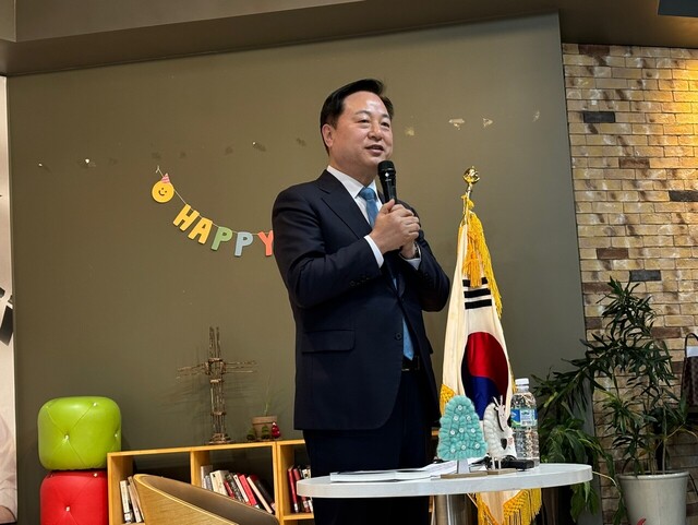  김두관 더불어민주당 전 의원이 22일 대구 중구 YMCA카페에서 '탄핵 후 새로운 정치와 대한민국'이란 주제로 특강을 하고 있다. /독자제공