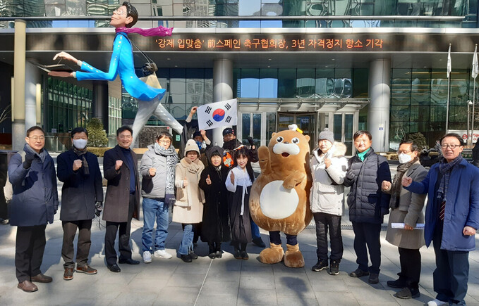 대한민국 독도협회 회원들이 일본 대사관 앞에서 강치조형과 함께 기념촬영./독도본부 제공