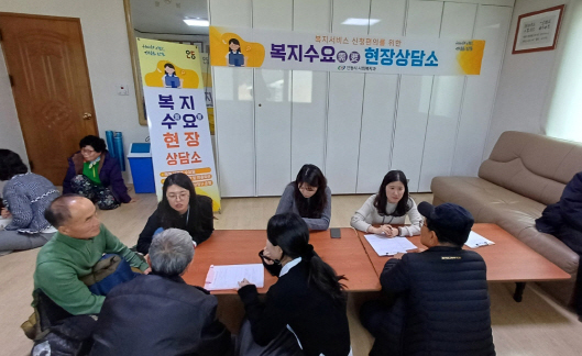 안동시가 매월 1회 운영하는 찾아가는 복지서비스 현장상담소를 통해 개인별 맞춤형 복지상담을 진행하고 있다. /안동시 제공