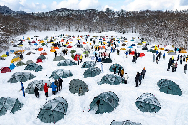 울릉도 눈속 캠핑과 트레킹을 위해 설치된 텐트./울릉산악구조대 제공