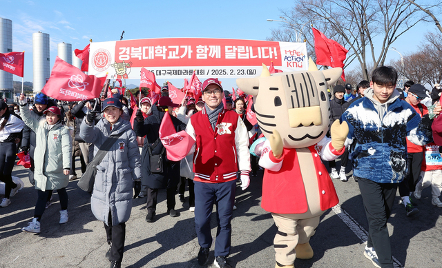 23일 대구스타디움에서 열린 ‘2025 대구마라톤대회’ 5㎞ 코스 경기에 앞서 경북대학교 학생들과 교직원 200여 명이 학교 점퍼를 입고 깃발을 흔들며 출발을 준비하고 있다.   /장은희기자  jangeh@kbmaeil.com