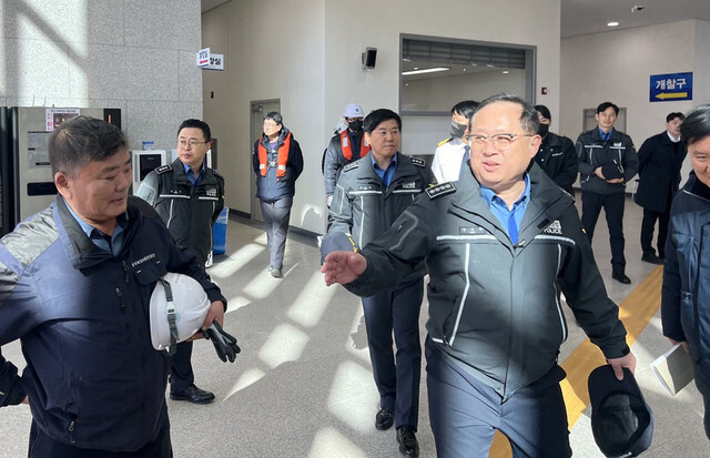 김지한 포항해양경찰서장과 포항운항관리센터 직원들과 함께 해양안전을 점검하고 있다./포항운항센터