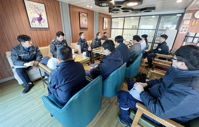 포항해경, 운항관리센터, 선사 임원 및 선장 등과 함께 해상안전에 대해 협의하고 있다./운항관리센터