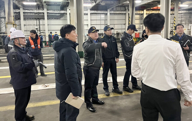 포항해경, 포항운항안전관리센터, 선사와 함께 전기차 등의 안전에 대해 점검하고 있다./운항관리센터