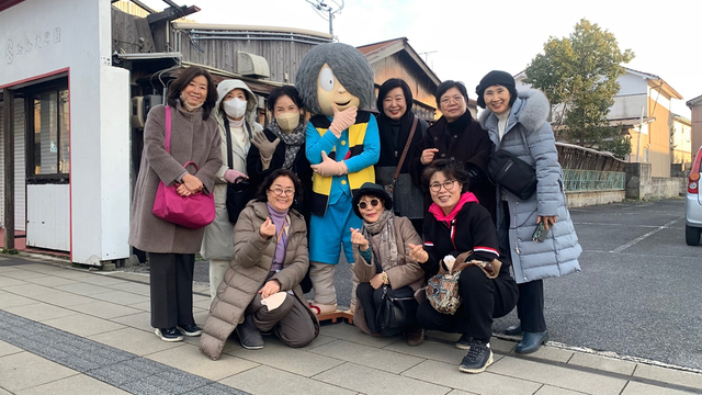 선덕여왕경모회 회원들. 미즈키시게루 로드에는 만화 속 주인공 캐릭터가 돌아다닌다.