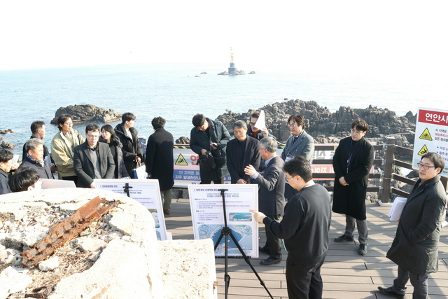 경주시가 지난 1월 감포항에서 평가위원들을 대상으로 현장설명회를 하고 있다. /경주시 제공