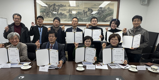 27일 오전 11시 본사 편집국 회의실에서 열린 ‘경북매일신문 제21기 독자위원회의 독자위원 위촉식 및 2월 정례회의’에 참석한 최윤채 경북매일신문 사장과 독자권익위원들이 기념촬영을 하고 있다.  /강준혁기자 kang87@kbmaeil.com