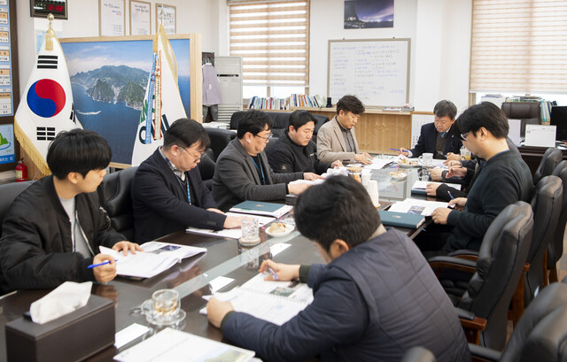 담당공무원들이 진지하게 토론하고 있다./울릉군