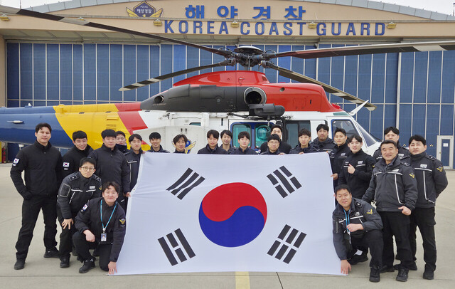동해해경청 항공대의 태극기 퍼포먼스./동해해경청
