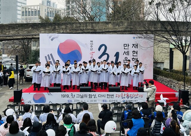 1일 오전 대구 중구 청라언덕에서 열린 제106주년 3.1절 기념 만세운동 재현행사에서 주민대표 33인이 독립선언문을 낭독하고 있다./황인무기자