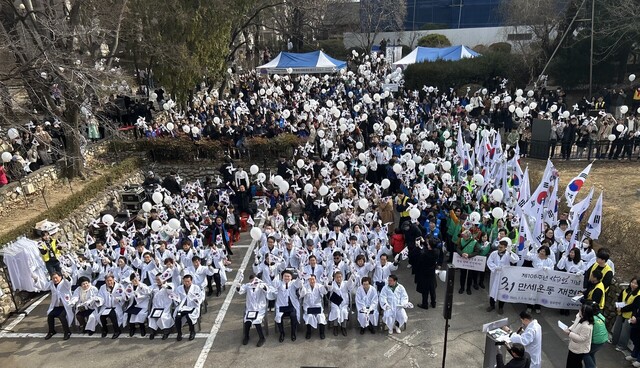 1일 오전 대구 중구 청라언덕에서 열린 제106주년 3.1절 기념 만세운동 재현행사에 참가한 시민들이 3.1만세운동길에서 대한독립만세를 외치고 있다./황인무기자