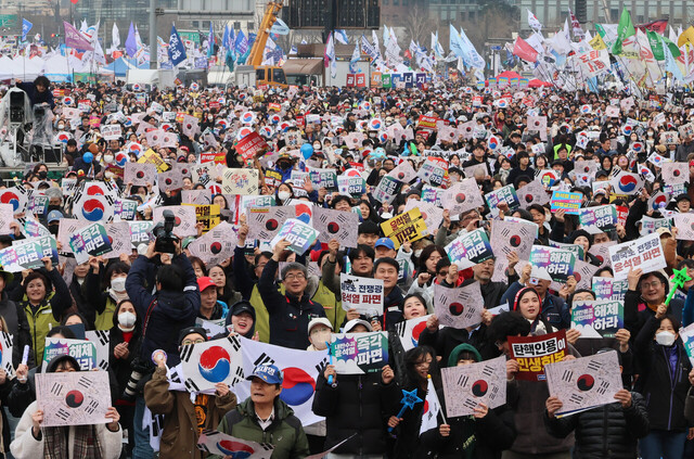 1일 서울 종로구 경복궁역 일대에서 윤석열즉각퇴진·사회대개혁 비상행동(비상행동) 주최 범시민 대행진에서 참가자들이 구호를 외치고 있다.  /연합뉴스