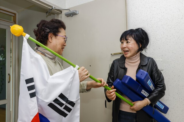 김금숙(오른쪽) 무성아파트 이장이 주민에게 직접 태극기를 전달하며 태극기 달기 운동 참여를 독려하고 있다.