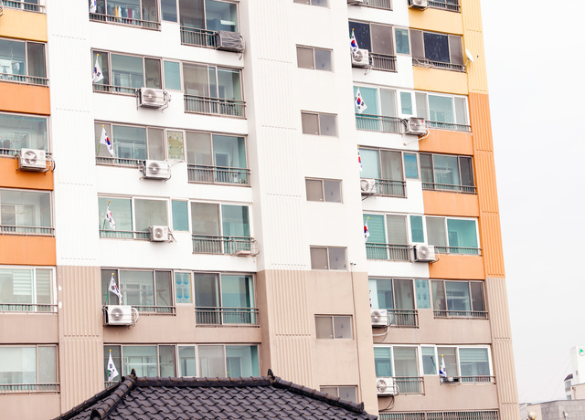 칠곡군 왜관읍 무성아파트 주민들이 삼일절을 맞아 베란다에 내건 태극기들이 바람에 펄럭이고 있다. /칠곡군제공