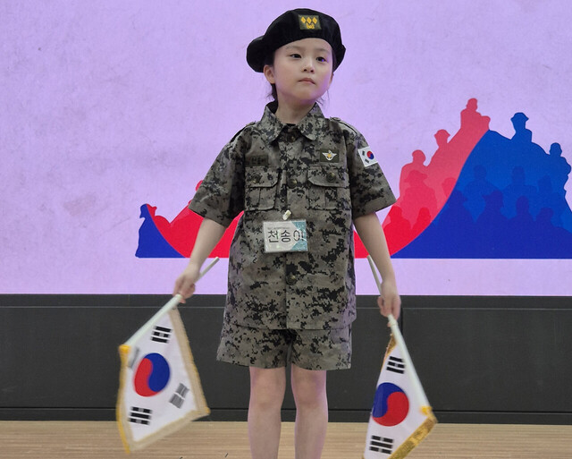 독도어린이의용수비대원의 태극기 퍼포먼스. /독도사랑운동본부