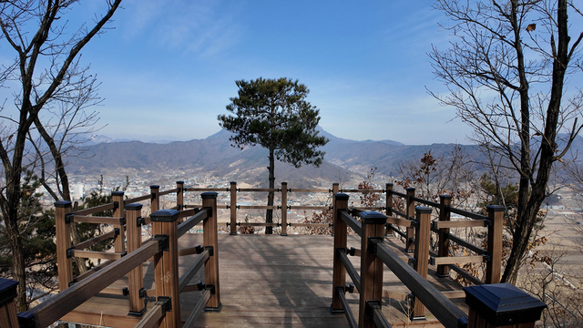 봉명산 오름길의 첫번째 데크전망대, 여행자들은 이곳에서 백하여 신북천으로 내려서면 벚꽃길을 걸을수 있다.