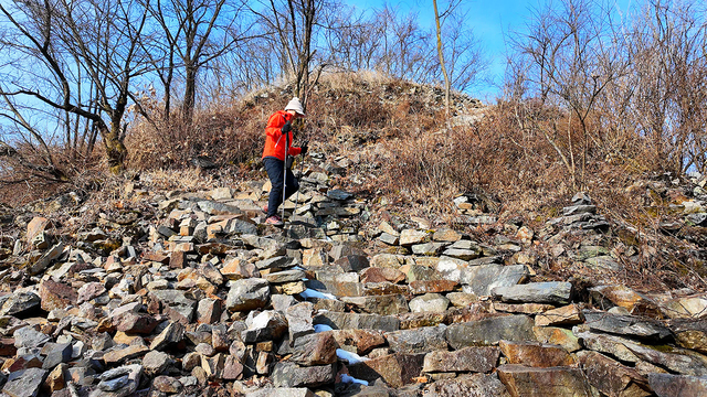 봉명산 출렁다리를 지나 마고산성 내림길.