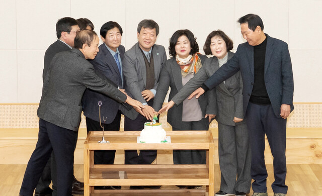 회장단과 남한권 울릉군수 등 기관장들이 취임 축하 케익을 자르고 있다. /울릉군