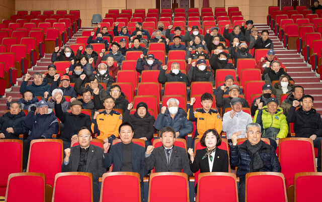 안전사고 없이  울릉도 산림발전을 위해 열심히 일할 것을 다짐하며 파이팅을 외치고 있다. /울릉군