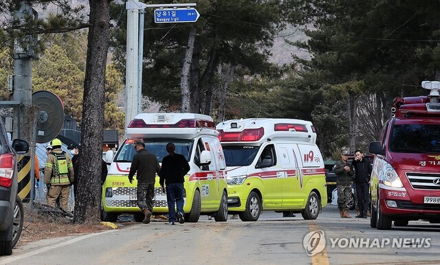 경기 포천시 이동면 노곡리에서 민가에 포탄이 떨어진 6일 마을 일대에 구급차가 대기하고 있다. /연합뉴스 제공