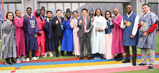 사진설명-경북도가 APEC 제1차 고위관리회의가 열리는 경주 화백컨벤션센터와 경주시 일대에서 전통문화 공연과 5한(韓)체험존 등 K-문화를 활용한 다양한 전시·체험 프로그램을 진행해 대표단들에게 큰 호응을 얻고 있다./경북도 제공