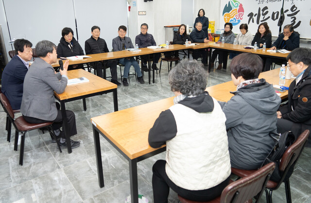 남한권 울릉군수가 평생지도자 양성과정 참가자들과 대화를 하고 있다./울릉군