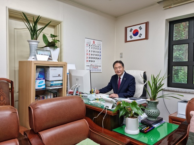 이종익 대한노인회 대구 수성구지회장이 사무실에서 집무하는 모습 /본인 제공