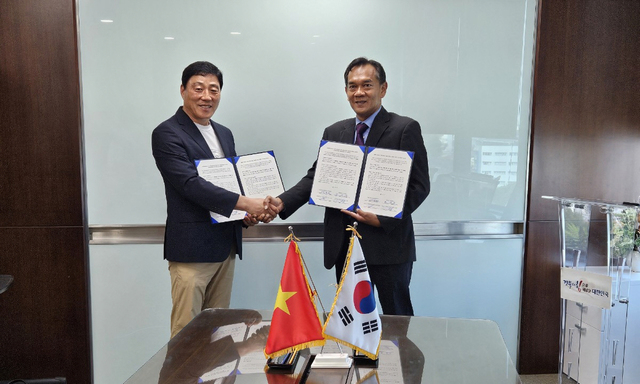 늘푸른(주) 이시목(좌측)대표와 베트남 SITTO그룹 대표가 수출계약을 체결하고 있다./봉화군 제공