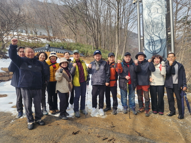 신현국 문경시장과 박인원 전 시장이 만나는 자리에 함께한 지역 인사들이 파이팅을 외치고 있다. /문경시 제공