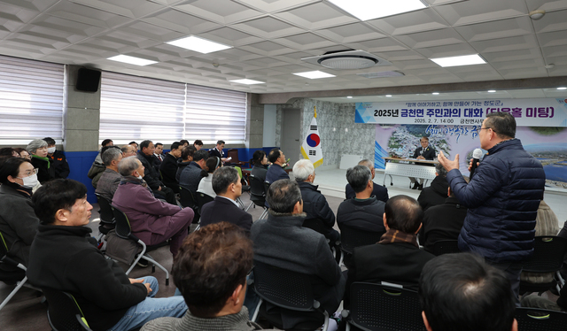 금천면 타운홀 미팅에서 지역에 필요한 정책을 지역민이 제안하고 있다. /청도군 제공
