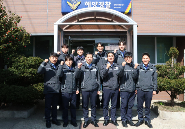 동해해경 울릉파출소 근무자들과 기념촬영을 하고 있는 김환경 서장. /동해해경