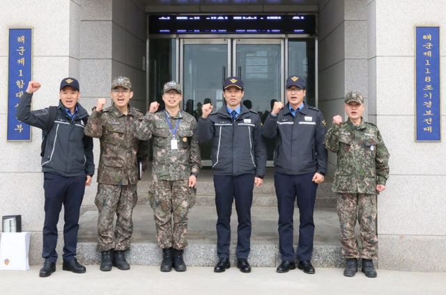 해군118조기경보전대를 방문해 근무자들과 기념촬영. /동해경