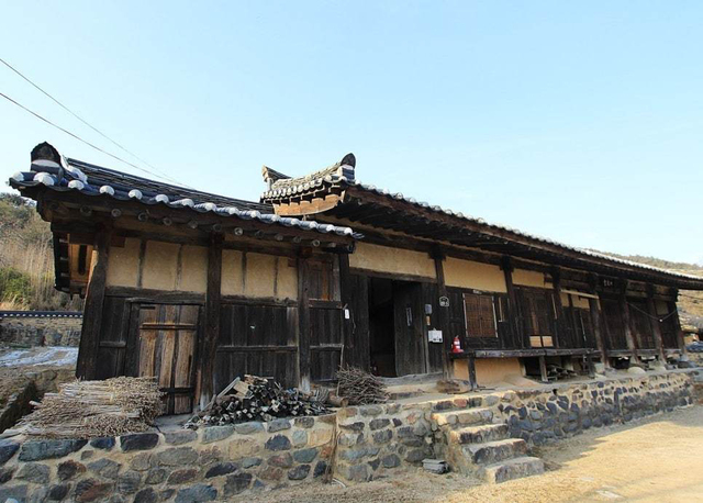 임진왜란 때 정문부 장군 가족의 피란처였던 덕동마을 사우당(四友堂) 고택.  정문부가 가족들을 이곳으로 피란시킨 이유는 ‘솔 송(松)’ 자가 들어 있는 송을곡(松乙谷)이란 지명 때문이라고 한다.