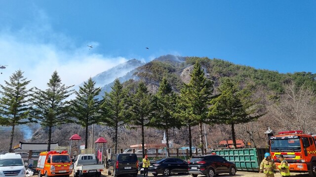 청도 신원리 산불을 진화하기 위해 헬기들이 바쁘게 움직이고 있다.           /청도소방서 제공