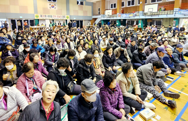많은 군민들이 경품 번호를 확인하며 즐거워하고 있다. /울릉군새마을
