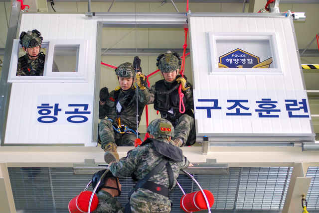 해병대 특수수색대대와 해경 포항항공대가 포항항공대 모형헬기에서 기체 내 행동절차와 육상 호이트트 운용 훈련을 실시하고 있다. /해병대 1사단 제공