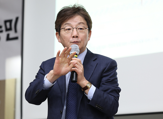 국민의힘 유승민 전 의원이 18일 경북 경산시 영남대학교에서 ‘정치를 바꿔라 미래를 바꿔라’를 주제로 특강하고 있다.   /연합뉴스