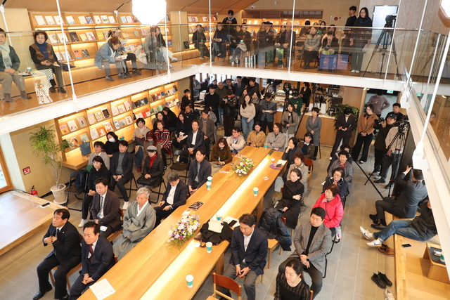 19일 인문·문화공간인 안동지관서가(安東止觀書架) 개관식에 참석한 지역 인사들이 인문학 강연을 듣고 있다. /안동시제공