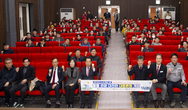 남한권 울릉군수, 이상식의장 및 군의원, 최대근 울릉경찰서장 등이 참석한 가운데 개최된 대토론회. /울릉군