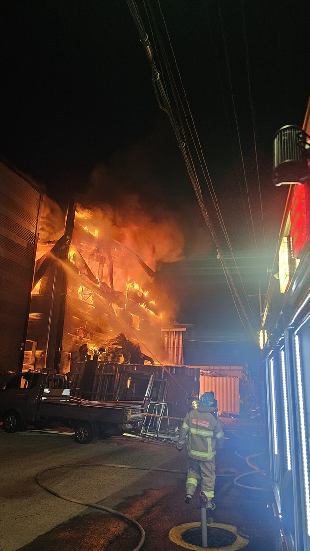  21일 오후 10시 1분쯤 서구 중리동 대구산업단지 내 자동차부품회사에서 화재가 발생해 소당당국이 진화중이다./ 대구소방본부 제공