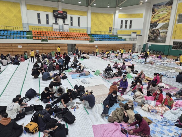 사진설명-의성군 안평면에서 발생한 산불이 철파리로 확산하자 마을 주민들이 의성실내체육관으로 대피했다./피현진 기자