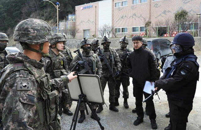 울릉도 내수전발전소 일대에서 열린 해군1함대 118전대 합동 도서방어훈련 참가자들이 작전회의를 하고 있다./해군118전대 제공